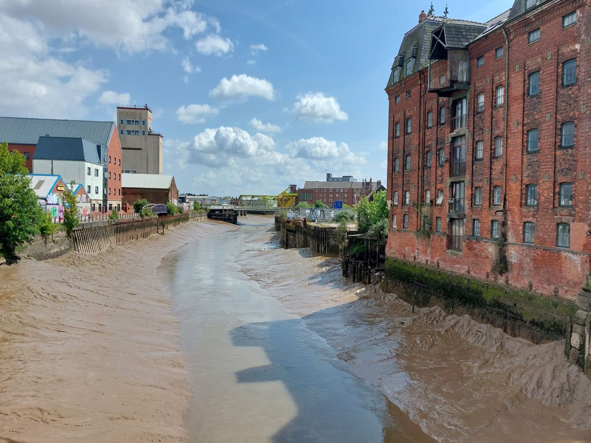 Figure 4 river hull at low tide showing the mud levees and the curved nature of the waterway